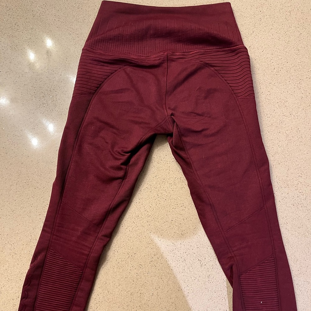 Avocado winter phoenix fire leggings in Berry, size XS/S.